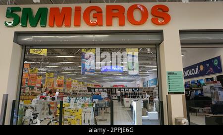 Chorlu, Türkei - 23. September 2022: Logo des Supermarkts Migros hängt an einem Gebäude in Chorlu Stockfoto