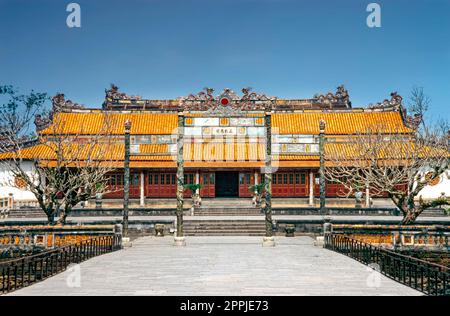 Gescannte Folie eines historischen Farbfotos eines Motivs in der sogenannten „Verbotenen violetten Stadt“, der ehemaligen kaiserlichen Palastanlage in Hue, im Zentrum Vietnams Stockfoto