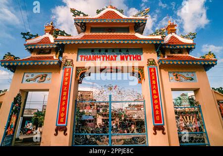 Gescannte Folie eines historischen Farbfotos vom Eingang zu einer vietnamesischen Pagode Stockfoto