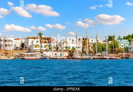 Traditionelle Gebäude von Assuan im Nil und Segelboote, Ägypten Stockfoto