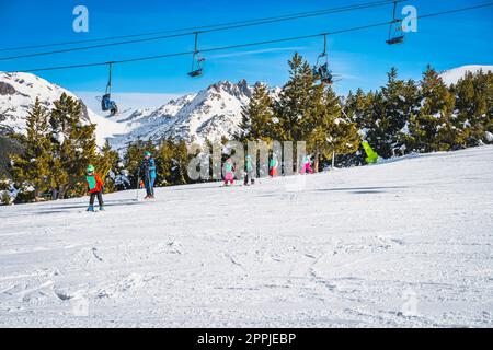 Skilehrer, der einer Gruppe kleiner Kinder das Skifahren beibringt, Andorra Stockfoto