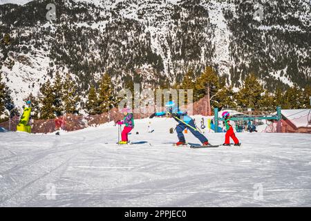 Skilehrer, der einer Gruppe kleiner Kinder das Skifahren in El Tarter, Andorra beibringt Stockfoto