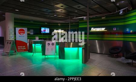 Dortmund, Deutschland - 28. Dezember 2021: Europcar Car Rental Office am Flughafen Dortmund, Deutschland Stockfoto