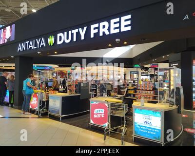 Antalya, Türkei - 11. Mai 2021: Menschen in einem Duty-Free-Shop am internationalen Flughafen von Antalay gesehen. Stockfoto
