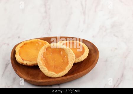 Pie Susu oder Custard Torts, beliebter Snack aus Bali, Indonesien. Bereich für Text kopieren Stockfoto