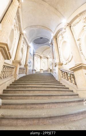 Turin, Italien - ca. Januar 2022: Luxuriöse Marmortreppe. Innenarchitektur in antiker Architektur. Stockfoto