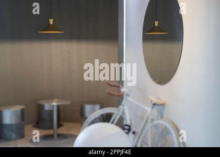 Café-Bar oder Café-Restaurant mit Holzmöbeln Stockfoto
