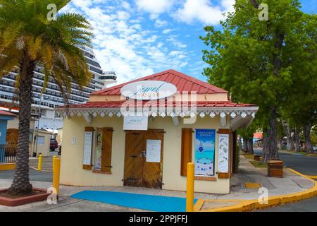 Charlotte Amalie Center und Einkaufsviertel am Hafen Stockfoto