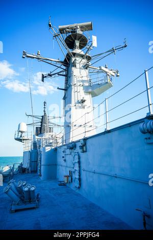 Militärische Radarüberwachung auf dem Marineschiff Stockfoto