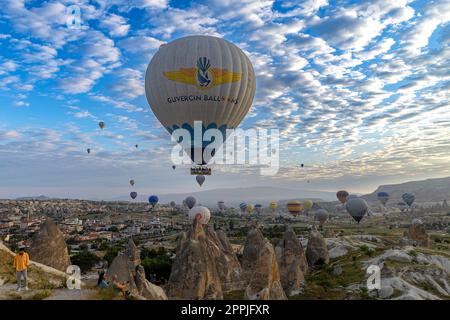 Im Morgengrauen erheben sich Heißluftballons in den Tälern kappadokiens in den Himmel Stockfoto