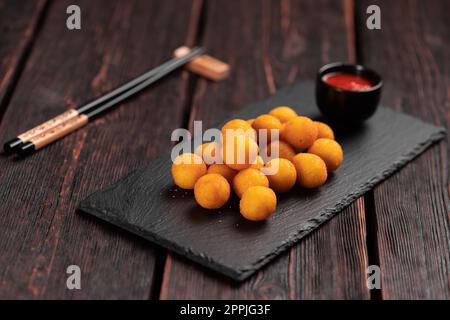 Fischbällchen im Teig mit Essstäbchen - asiatische Küche von oben Stockfoto