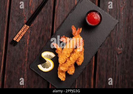 Gebratene Shrimps Tempura mit süßer Chilisauce - asiatisch-japanisches Essen von oben Stockfoto