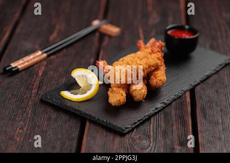 Gebratene Shrimps Tempura mit süßer Chilisauce - asiatische japanische Gerichte Stockfoto