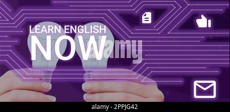 Schild mit der Aufschrift Learn English Now (Englisch jetzt lernen). Konzept bedeutet, Kenntnisse und Fertigkeiten der englischen Sprache zu erwerben oder zu erwerben Stockfoto