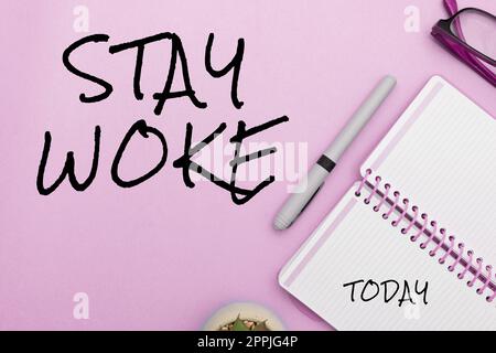 Textzeichen mit dem Hinweis „Stay Wake“ (wach bleiben). Ein Wort darüber, dass man sich seiner Umgebung bewusst ist und dass Dinge passieren, informiert bleiben Stockfoto