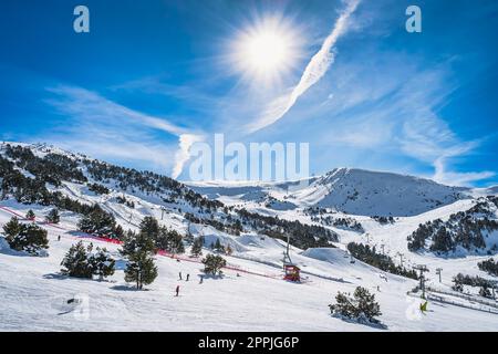 Skifahrer und Snowboarder auf Skipisten und im Schneepark in El Tarter, Andorra Stockfoto