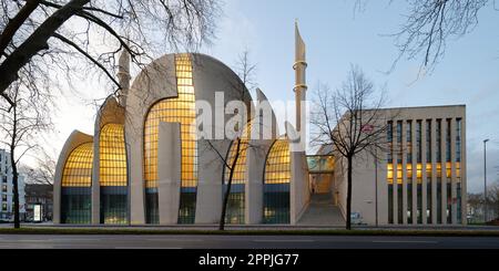 Köln, Deutschland, 11. Januar 2023: Die beleuchtete kölner Zentralmoschee in der Dämmerung Stockfoto