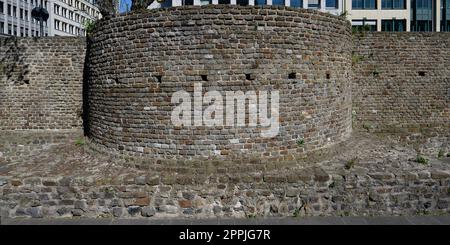 Erhaltener Teil der alten römischen Stadtmauer aus dem 1. Jahrhundert in köln Stockfoto