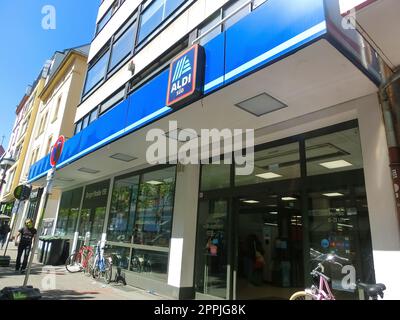 Deutscher Discounter Aldi Store in Frankfurt am Main, Deutschland Stockfoto