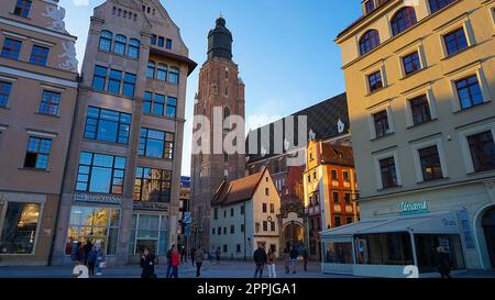 Die St. Elizabeth Kirche ist versteckt hinter den Häusern der alten Odrzanska Straße, die sich am 18. August in Breslau neben dem Marktplatz befindet. Stockfoto