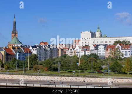 Blick auf die Stadthäuser auf dem Piastowski Boulevard, im Hintergrund ein Turm der Szczecin Kathedrale, Szczecin, Polen Stockfoto