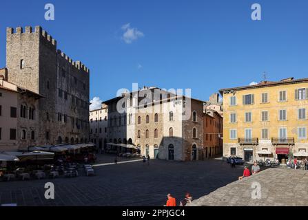 Garibaldi-Platz und Palazzo del Podesta in Massa Marittima. Italien Stockfoto