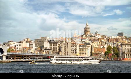 Segeln mit der Fähre auf dem Bosporus, mit Blick auf die Galata-Brücke und den Galata-Turm, Istanbul, Türkei Stockfoto