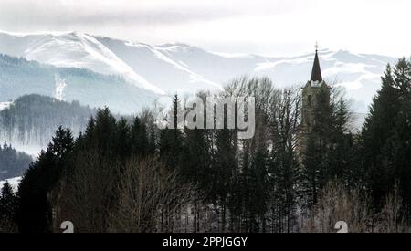 Sirnea, Brasov County, Rumänien, ca. 2000. Winterlandschaft mit Blick auf die lokale christlich-orthodoxe Kirche. Stockfoto