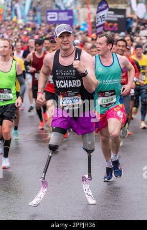 Der para-Athlet Richard Whitehead nimmt am TCS London Marathon 2023 Teil und durchquert Tower Hill, London, Großbritannien. Flexible Füße mit Laufklingen Stockfoto