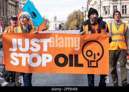 "Just Stop Oil"-Banner bei einem Protest während des "Big One Extinction Rebellion"-Lagers vor den Houses of Parliament in London, Großbritannien. Öllogo, Symbol Stockfoto