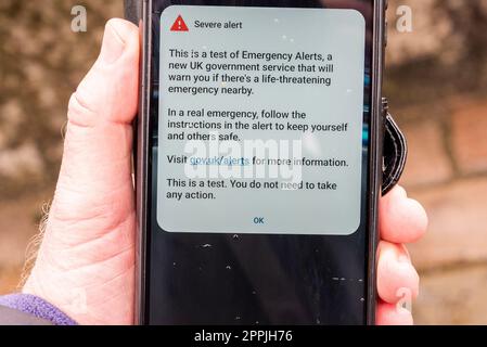 Testalarm, der am 23. April 2023 um 15:00 Uhr an die Mobiltelefone aller in Großbritannien lebenden Personen gesendet wurde, um das UK Emergency Alert System zu testen. Handheld-Telefon Stockfoto