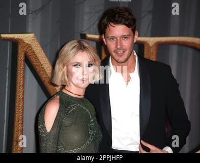 London, Großbritannien. 24. Februar 2022. Lauren Lyle und Cesar Domboy besuchen die Premiere der „Outlander“-Saison 6 in der Royal Festival Hall in London. (Foto: Fred Duval/SOPA Images/Sipa USA) Guthaben: SIPA USA/Alamy Live News Stockfoto