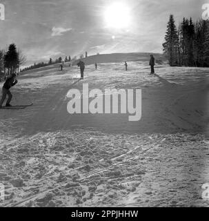 Brasov County, Sozialistische Republik Rumänien, ca. 1976. Leute im Skigebiet Poiana Brasov im Winter. Stockfoto