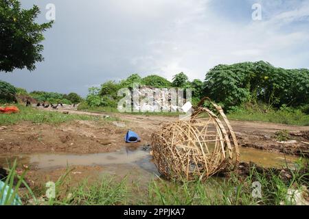 Marajo Island, Brasilien. 23. April 2023. Eine allgemeine Ansicht zeigt, dass eine große Menge Müll im unregelmäßigen Müll im Umweltschutzgebiet am 23. April 2023 in der Region Soure Marajó Island Amazonas nördlich von Brasilien zu sehen ist. Die Insel Marajó ist mit einer Fläche von etwa 40,100 km² die größte Meeresinsel der Welt, die sich im para State in der Mündung des Amazonas befindet. (Foto: Paulo Amorim/Sipa USA) Guthaben: SIPA USA/Alamy Live News Stockfoto