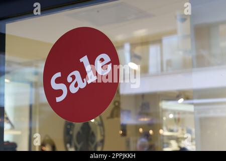 Aufkleber mit dem Wort Sale auf dem Schaufenster eines Berliner Stores Stockfoto