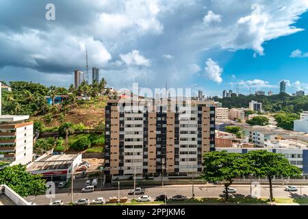 Salvador, Brasilien - 22. Februar 2022: Blick auf den modernen Teil der Stadt in der Nähe des Ozeans Stockfoto