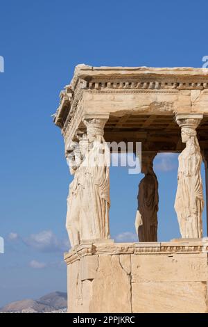 Erechtheion, Tempel der Athena Polias auf der Akropolis von Athen, Griechenland. Blick auf die Veranda der Jungfrauen mit Statuen der Kariatiden Stockfoto