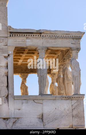 Erechtheion, Tempel der Athena Polias auf der Akropolis von Athen, Griechenland. Blick auf die Veranda der Jungfrauen mit Statuen der Kariatiden Stockfoto