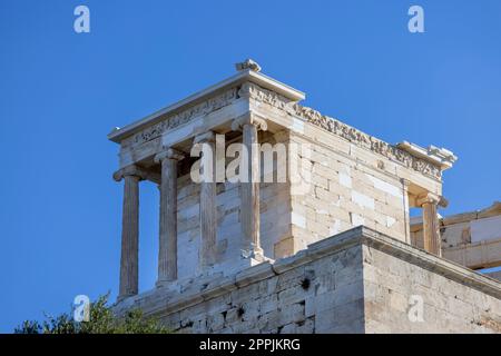 Temple of Athena Nike in Propylaia, monumentales zeremonielles Tor zur Akropolis von Athen, Griechenland. Es ist eine antike Zitadelle auf einem felsigen Hang über der Stadt Stockfoto