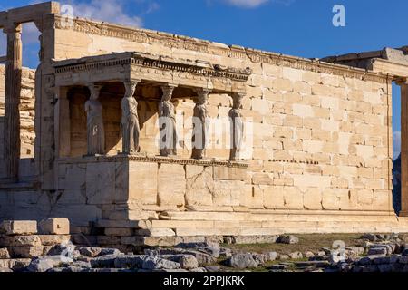 Erechtheion, Tempel der Athena Polias auf der Akropolis von Athen, Griechenland. Blick auf die Veranda der Jungfrauen mit Statuen der Kariatiden Stockfoto