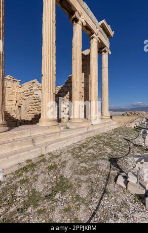 Erechtheion, Tempel der Athena Polias auf der Akropolis von Athen, Griechenland. Sehen Sie sich Säulen im Ionischen Stil auf blauem Himmel an Stockfoto