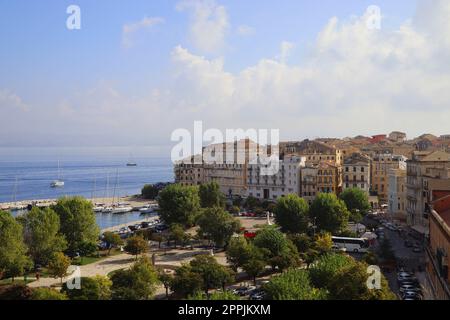 Panoramablick auf Kerkyra, die Hauptstadt der Insel Korfu, Griechenland Stockfoto