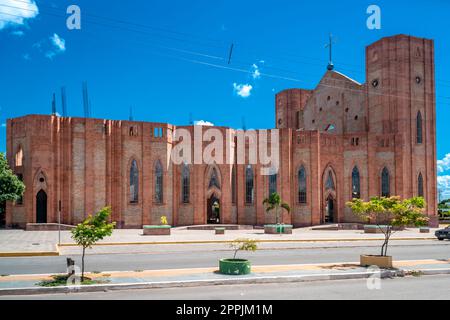 BOM Jesus da Lapa, Brasilien - 25. Februar 2022: Catedral Nossa Senhora do Carmo und ein Blick auf die Stadt Stockfoto