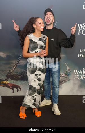 Jenny Augusta und Dominik Porschen nehmen am 7. November 2022 am UCI Luxe Mercedes Platz in Berlin am „Black Panther: Wakanda Forever“-Screening Teil. Stockfoto