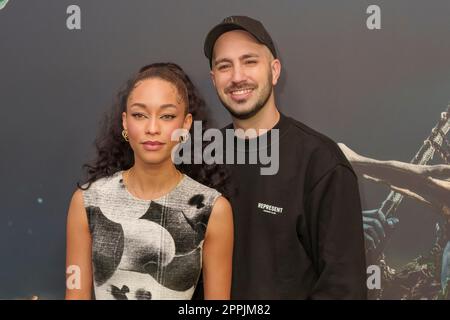 Jenny Augusta und Dominik Porschen nehmen am 7. November 2022 am UCI Luxe Mercedes Platz in Berlin am „Black Panther: Wakanda Forever“-Screening Teil. Stockfoto