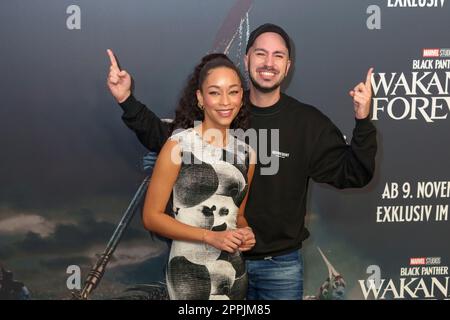 Jenny Augusta und Dominik Porschen nehmen am 7. November 2022 am UCI Luxe Mercedes Platz in Berlin am „Black Panther: Wakanda Forever“-Screening Teil. Stockfoto
