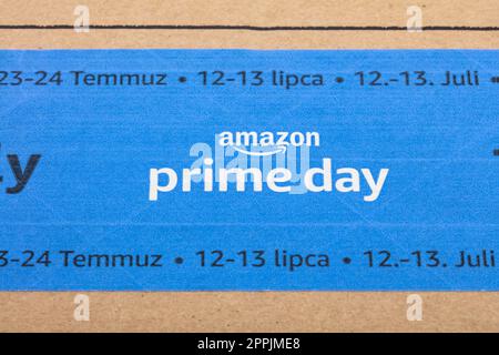 Blaues Amazon Prime-Logo auf Karton Stockfoto