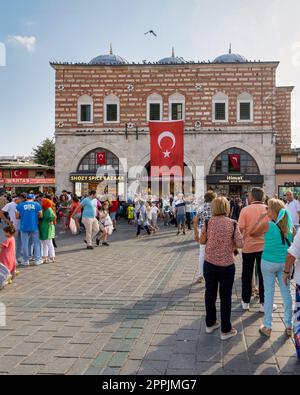 Menschenmassen von Fußgängern in Eminonu während des Siegesfeiertags mit ägyptischem Basar im Hintergrund, Istanbul, Türkei Stockfoto