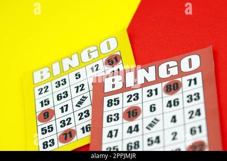 Gelbe und rote Bingo-Boards oder Spielkarten für Siegerchips. Klassische US- oder kanadische fünf bis fünf Bingo-Karten auf hellem Hintergrund Stockfoto