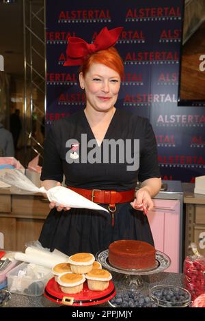 Enie van de Meiklokjes dekoriert mit GÃ¤sten Torten und Cup Cakes im AEZ Hamburg, 06.11.2022 Stockfoto